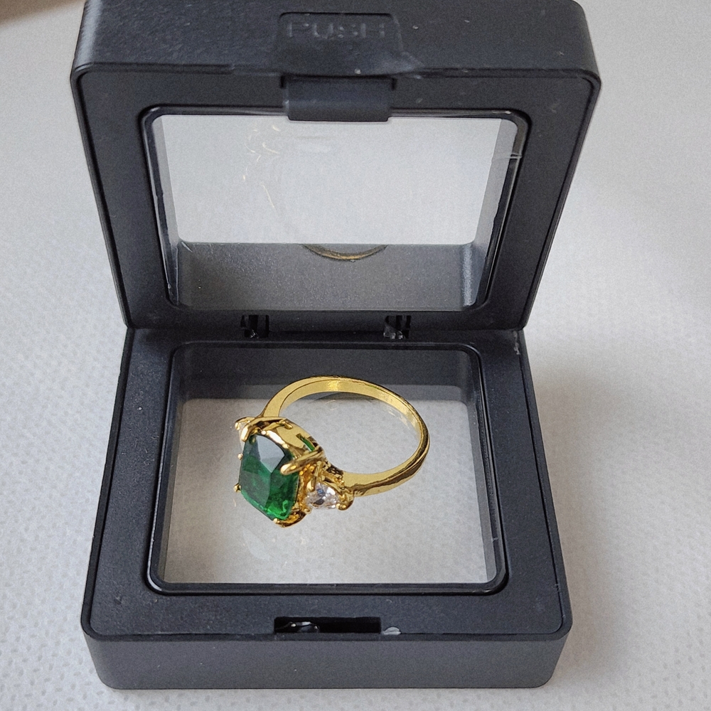 Elegant Gold Tone and Green Gemstone Statement Ring